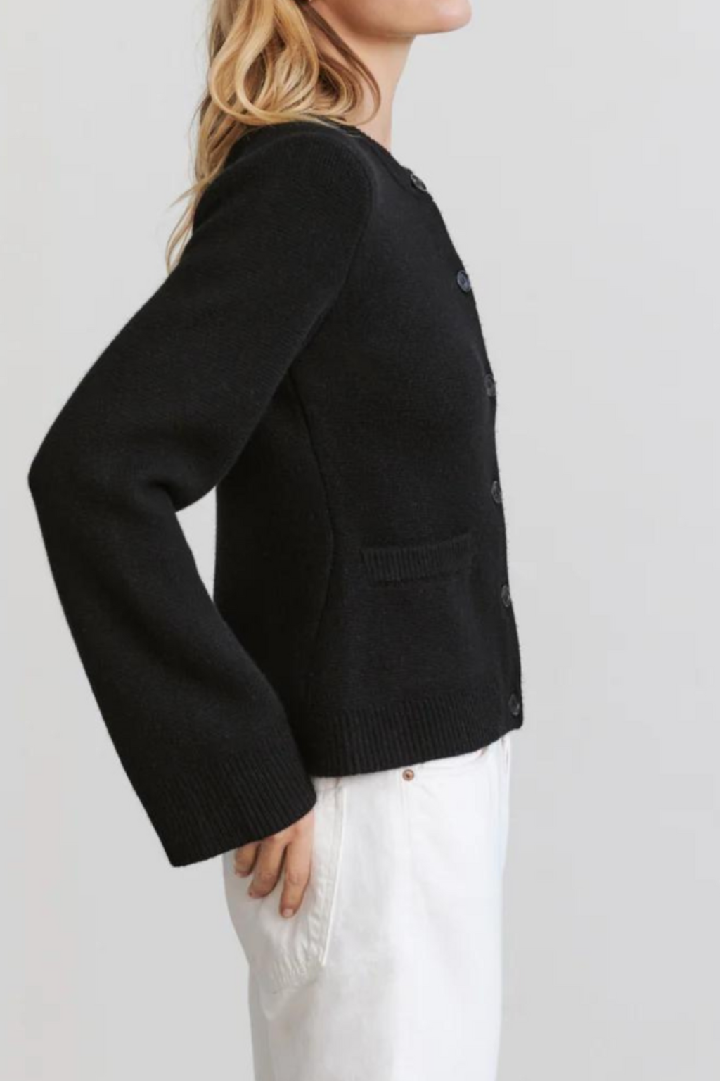 Refined Cardigan Sweater – Timeless Silhouette & Comfortable Everyday Fit