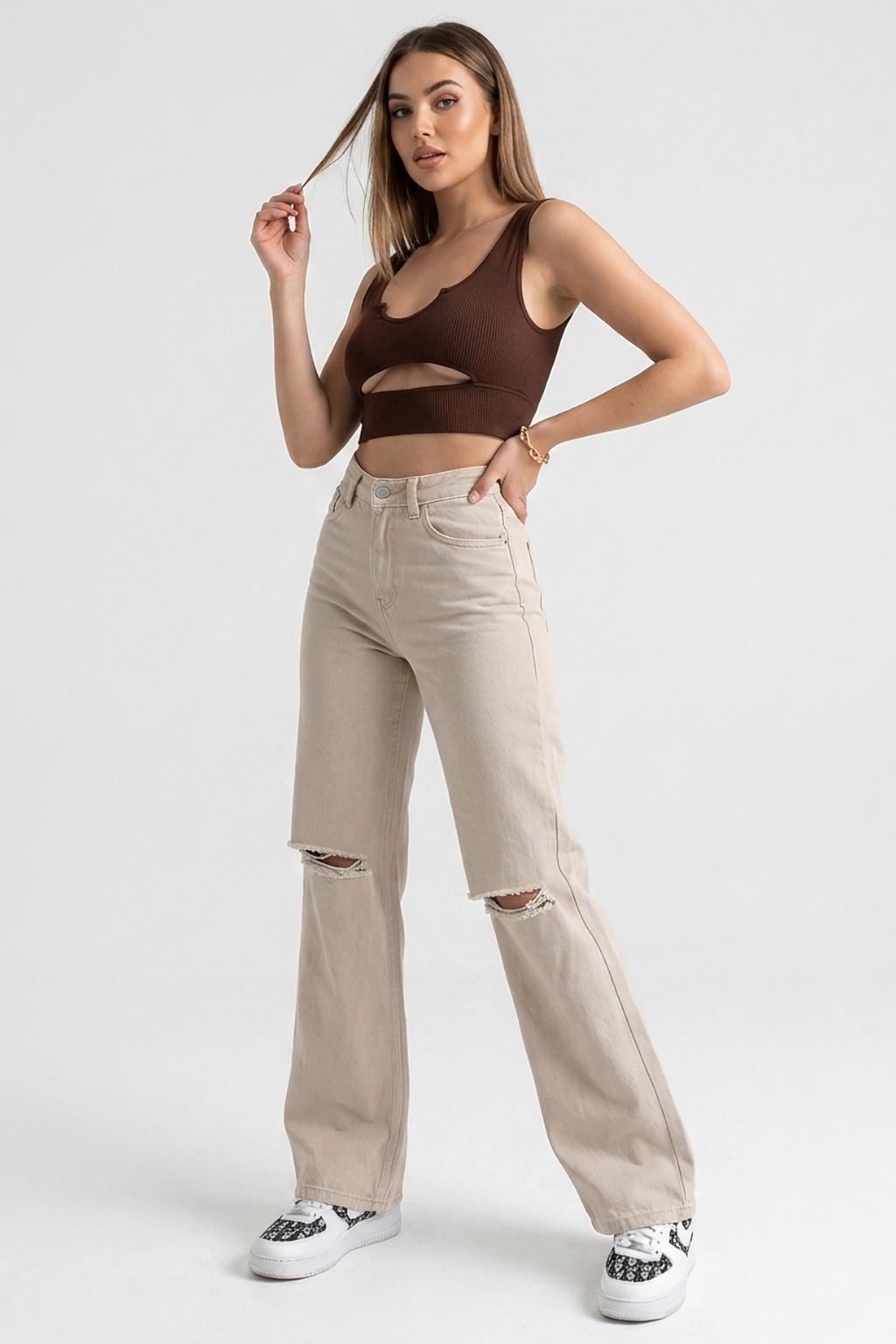 Chic High-Waist Wide-Leg Jeans – Ripped Knee Detailing & Relaxed Fit