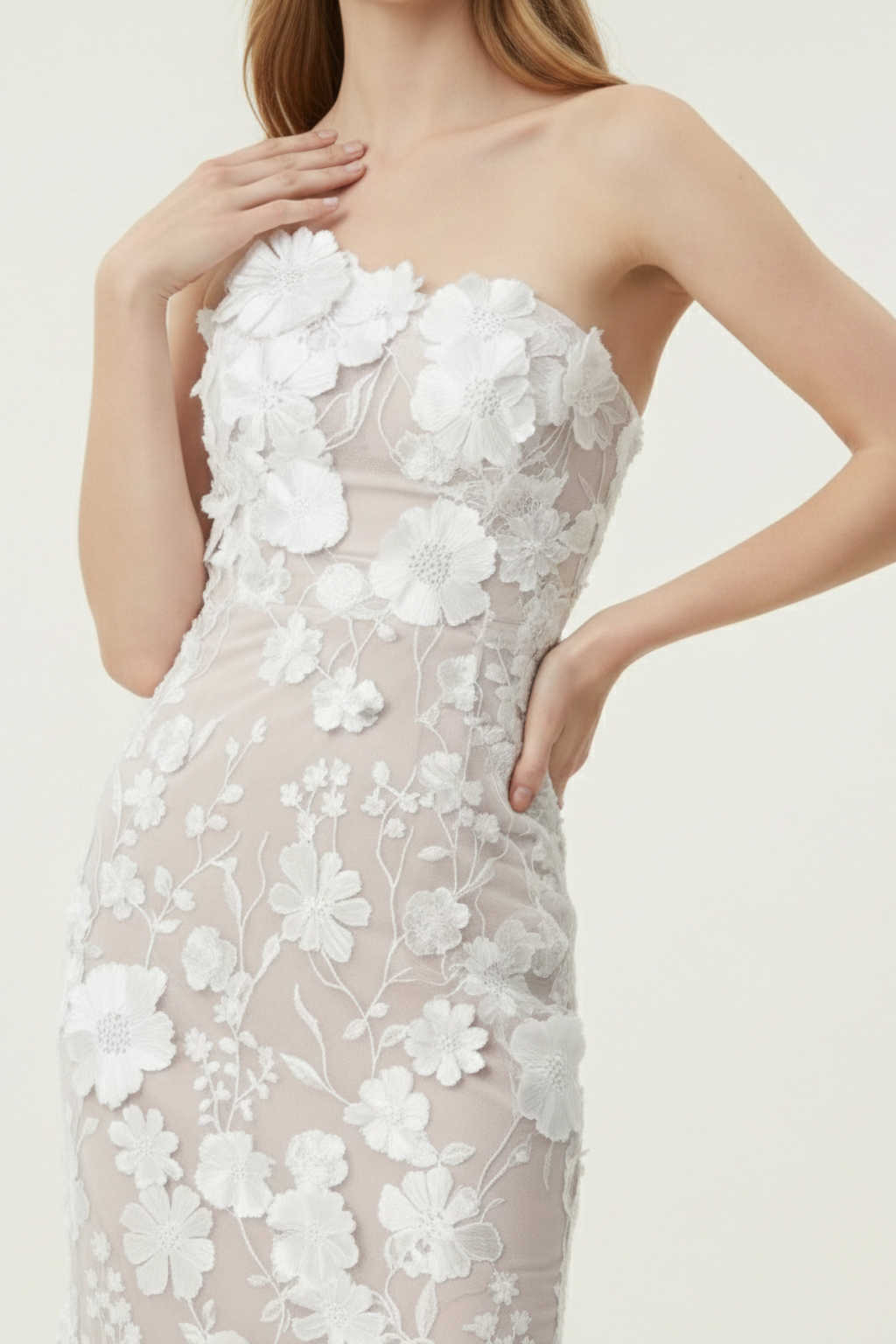 Refined Strapless Midi Dress – Floral Appliqué Bodycon Silhouette