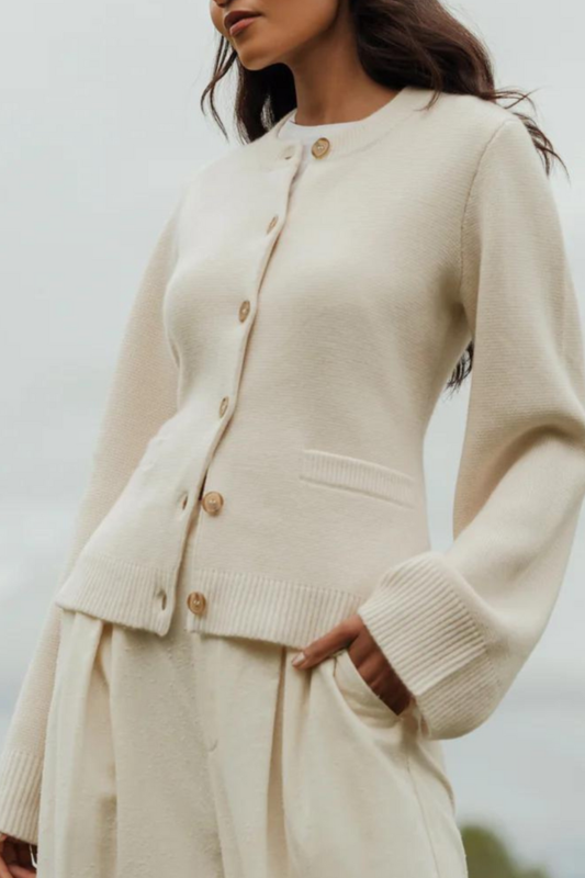 Refined Cardigan Sweater – Timeless Silhouette & Comfortable Everyday Fit