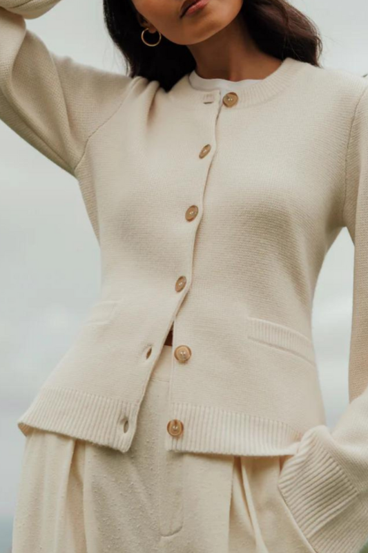 Refined Cardigan Sweater – Timeless Silhouette & Comfortable Everyday Fit