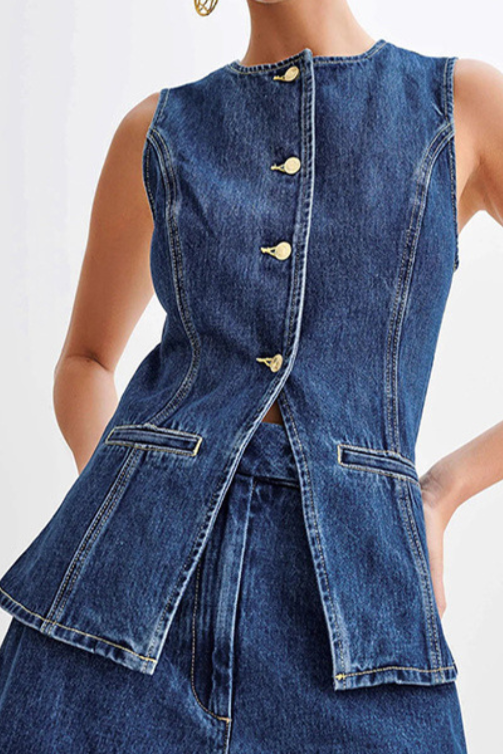 Refined Sleeveless Denim Two-Piece Set – Button-Up Vest Top & High-Waist Shorts