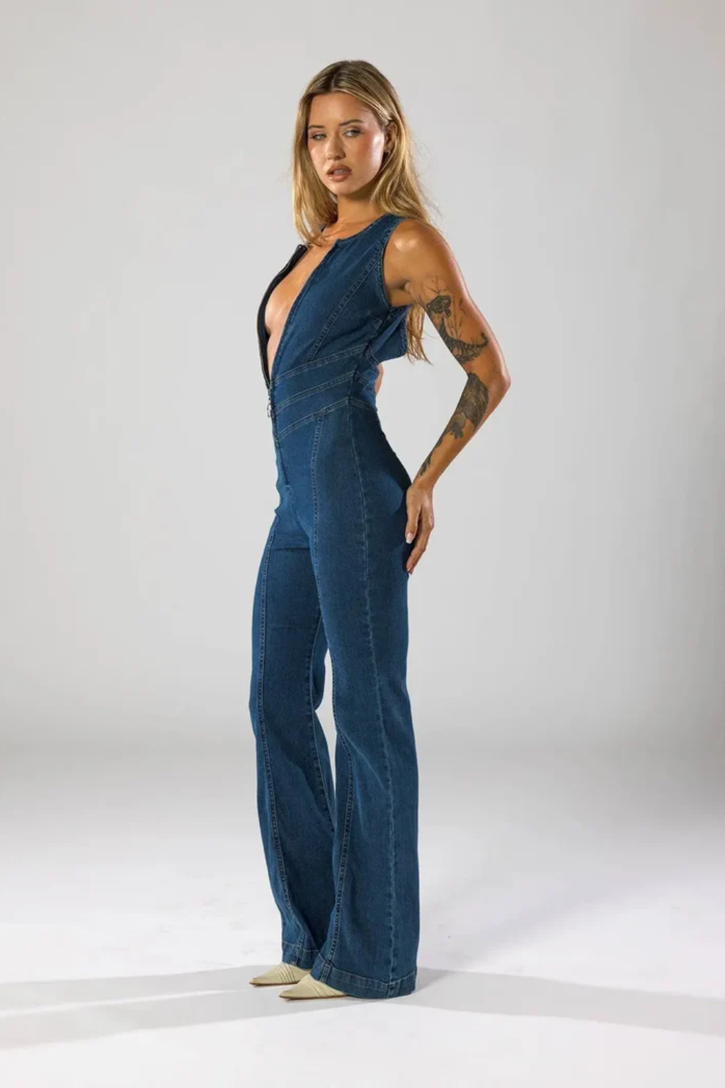 Chic Heart-Back Zip Jumpsuit – Deep-V Flared Silhouette