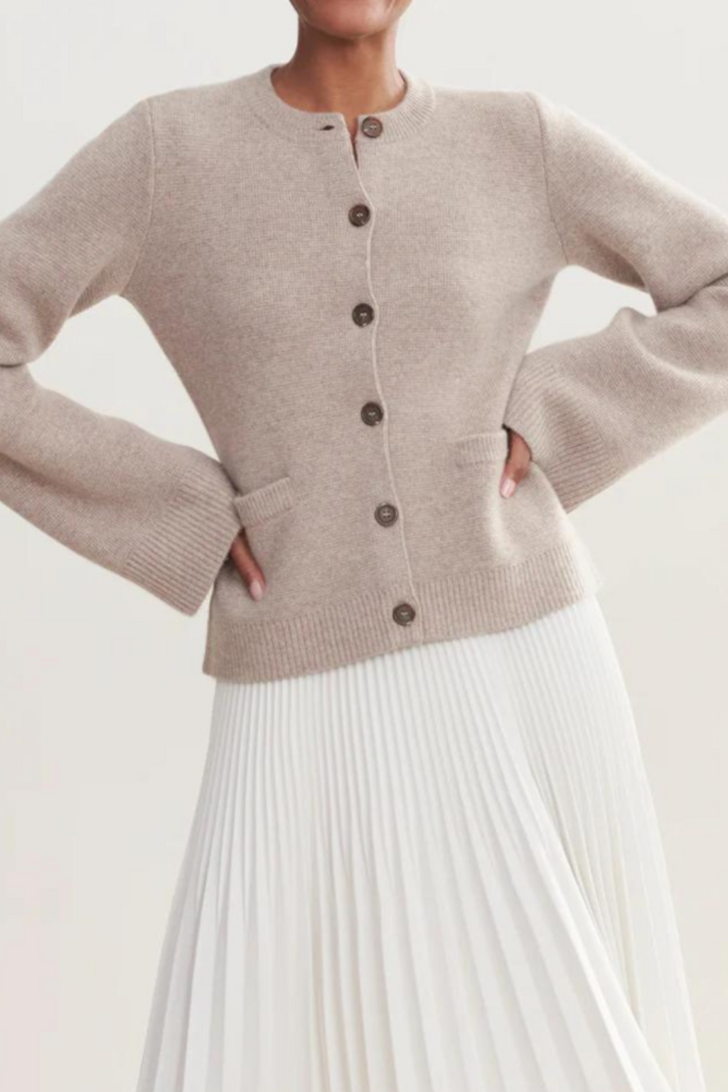 Refined Cardigan Sweater – Timeless Silhouette & Comfortable Everyday Fit