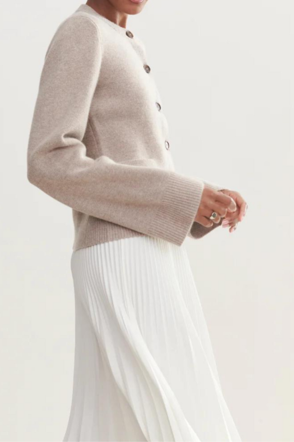 Refined Cardigan Sweater – Timeless Silhouette & Comfortable Everyday Fit