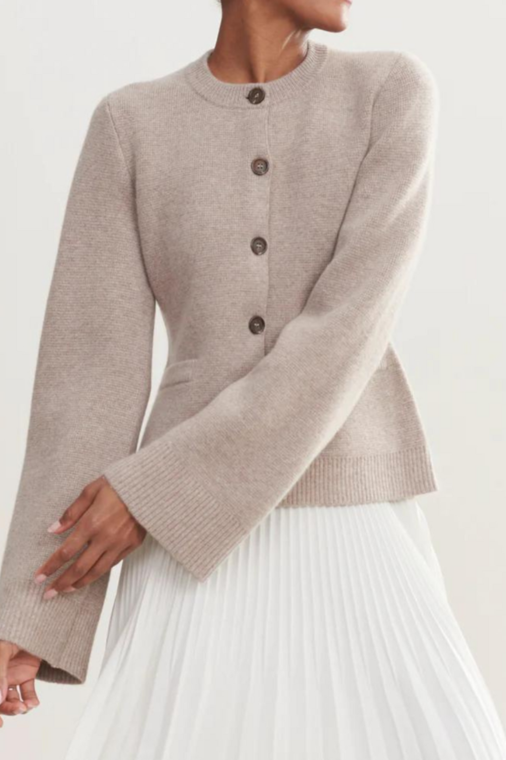 Refined Cardigan Sweater – Timeless Silhouette & Comfortable Everyday Fit